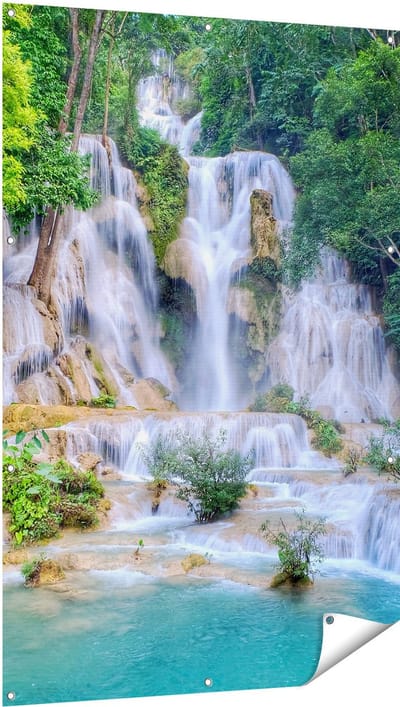 Gards Tuinposter Waterval in het Tropische Natuur - 100x150 cm - Tuindoek - Tuindecoratie - Wanddecoratie buiten - Tuinschilderij