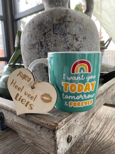 Mok met de tekst I want you today, tomorrow & forever inclusief houten hartje veel liefs - cadeau - vaderdag - moederdag cadeautje - verjaardag - Valentijnsdag - liefde - vriendschap