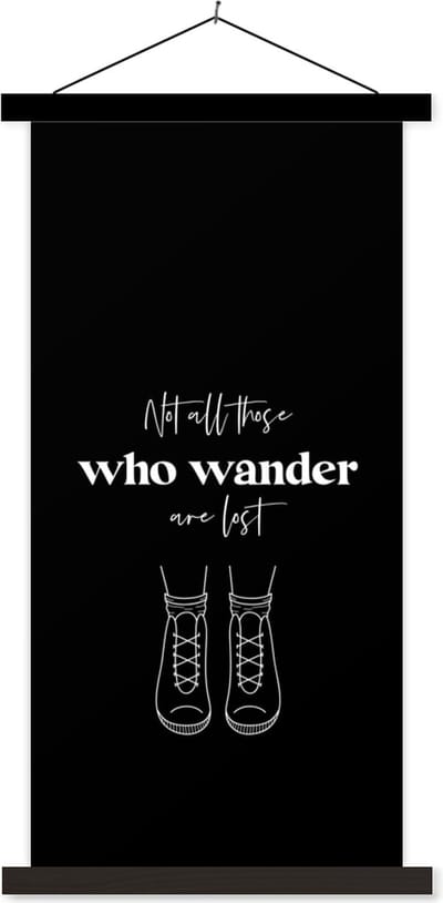 Posterhanger incl. Poster 40x80 cm - Schoolplaat - Spreuken - Quotes - Not all those who wander are lost - Reizen - Textielposter - Zwarte latten