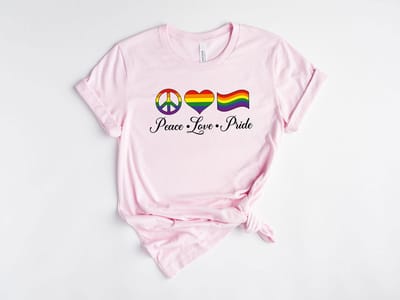 Lykke Peace Love Pride tshirt| LGBTQ+|Pride| Rainbow Heart Gay Pride Quote |Equality Shirt | Pride Month | Unisex T-shirt| Roze|Maat S