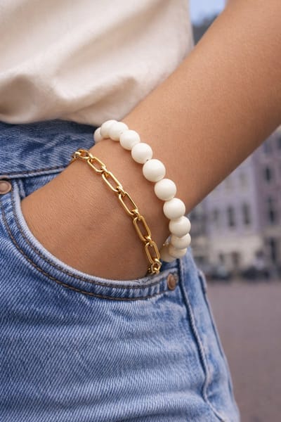 Lundholm Luxe Kralen Armband Dames met Bedel – Premium Stainless Steel Jewellery Armband Dames Gebroken Wit – Kralenarmband met Hars Kralen – My Helsinki Serie -Luxe Vrouwen Cadeautjes Sieraad – Inclusief Geschenkverpakking