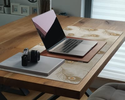 Coloray Bureau Onderlegger - Samenstelling van pauwenveren Bureau Onderlegger Groot - 100 cm x 50 cm - Beige Bureau Onderlegger - Bureau Onderlegger XXL - Computer Mat - Bureau Pad - Bureau Mat