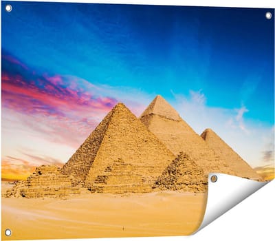 Gards Tuinposter Egyptische Piramides bij Zonsondergang - 80x60 cm - Tuindoek - Tuindecoratie - Wanddecoratie buiten - Tuinschilderij