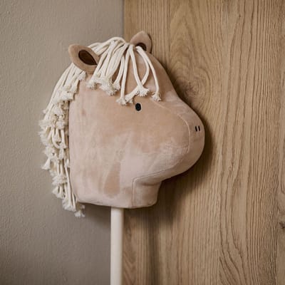 Petite Amélie Hobby Horse Arthur - Galoppeer op een Stokpaard door Magische werelden - Montessori Speelgoed, stimuleer motorische vaardigdheden & Creativiteit - Van Duurzaam Hout - Veilige keuze door EN 71 certificaat - H.63 cm