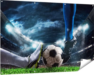 Gards Tuinposter Voetbal Sliding op de Bal in het Stadion - 150x100 cm - Tuindoek - Tuindecoratie - Wanddecoratie buiten - Tuinschilderij
