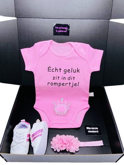 Kraamcadeau meisje - kraampakket met romper haarband en baby sneakers - ook rechtstreeks te versturen met boodschap - echt geluk zit in dit rompertje