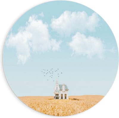 Forex Wandcirkel - Eenzaam Huisje onder Wolkjes - 90x90cm Foto op Wandcirkel (met ophangsysteem)
