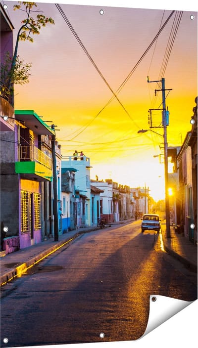 Gards Tuinposter Cuba Kleurrijke Huisjes bij Zonsondergang - 80x120 cm - Tuindoek - Tuindecoratie - Wanddecoratie buiten - Tuinschilderij