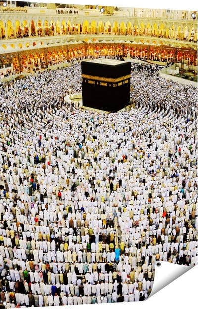 Gards Tuinposter Zwarte Steen in Mekka met Biddende Moslims - 90x120 cm - Tuindoek - Tuindecoratie - Wanddecoratie buiten - Tuinschilderij