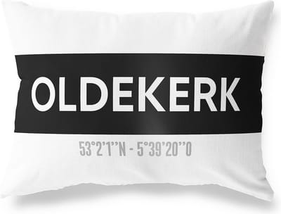 Tuinkussen OLDEKERK - GRONINGEN met coördinaten - Buitenkussen - Bootkussen - Weerbestendig - Jouw Plaats - Studio216 - Modern - Zwart-Wit - 50x30cm
