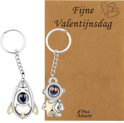 Koppel Sleutelhanger voor 2 'Fijne Valentijnsdag' - Astronaut + Ruimteschip met ILY IN 100 TALEN - Sleutelhanger set op Cadeau Kaartje - Zilverkleurig - Vriendschap of Relatie Symbool - Pax Amare