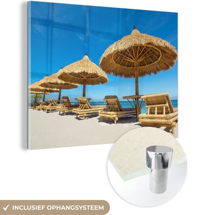 MuchoWow® Glasschilderij 40x30 cm - Schilderij acrylglas - Strandstoel - Strand - Parasol - Zee - Zomer - Foto op glas - Schilderijen