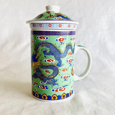 Theebeker / mok /   met filter / deksel /zeef  1 persoons H 15 cm Ø 8 cm Blauwe draak op groene achtergrond