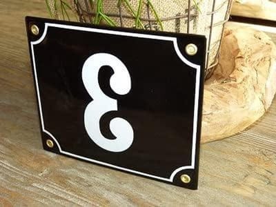 Emaille Huisnummer - Huisnummerbord Gebold - Huis Aanduiding - Handmatig Gesjabloneerd - 18x15 cm - Zwart Wit