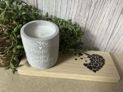 Creaties van Hier – Cement Candle Happy birthday met houten plankje - 8 cm – Cement – Kaars