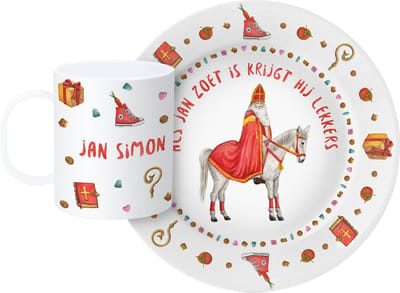 World of Mies Sinterklaasservies met naam - uniek en persoonlijk eetsetje met bord en beker voor een zoet kind - handgeschilderd Sinterklaascadeau met de Sint, Amerigo en diverse decemberdecoraties - kunststof - in aquarel