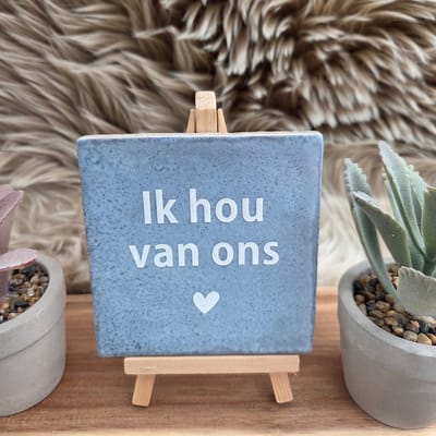 Robuust Wenstegeltje Ik Hou van Ons – Hip trendy tegeltje – 10x10 cm – Cadeau voor Partner, Valentijn of Jubileum – Stijlvol en Persoonlijk Woonaccessoire - Zomaar - Voor jezelf – Trendy nu – Decoratief Tegeltje met Standaard – Cadeau Idee
