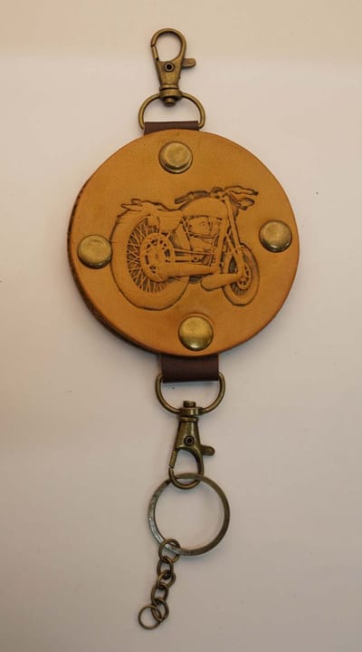 Leren sleutelhanger motorcycle in het beige / bruin - biker sleutelhanger - motor sleutelhanger - lederen sleutelhangers - bikers keyring - leather biker keyring - ronde motor sleutelhanger - stoere sleutelhangers - leuke heren sleutelhanger