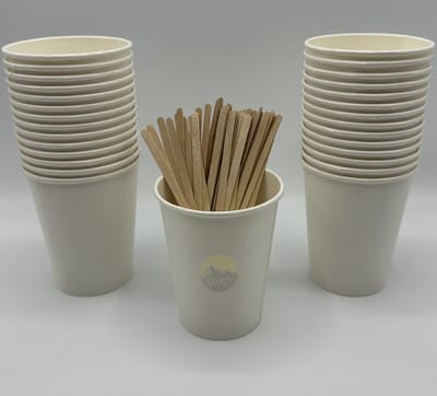 KURTT - Koffiebekers to go - 800 stuks + 800 roerstaafjes - koffiebeker karton, Wit - 8oz/200ml - 140mm roerstaafjes - Drinkbeker - Koffiebeker - Kartonnen Beker - Wegwerpbeker - Papieren Beker