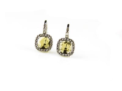 model Classic oorringen in zilver gezet met kaki steen en cubic zirconia