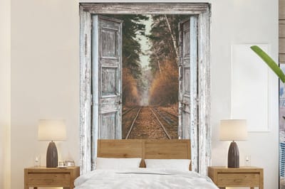 Behang - Fotobehang Treinrails - Herfst - Doorkijk - Bos - Breedte 225 cm x hoogte 350 cm