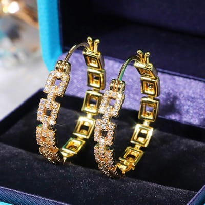 Huitan Boucles d'oreilles créoles liées tendance pour femmes Éblouissantes entièrement en oxyde de zirconium cubique Luxe Boucles d'oreilles pour filles Bijoux au design polyvalent blue