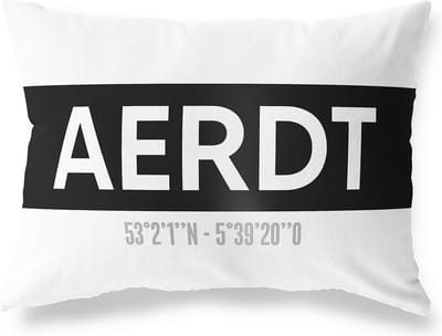 Tuinkussen AERDT - GELDERLAND met coördinaten - Buitenkussen - Bootkussen - Weerbestendig - Jouw Plaats - Studio216 - Modern - Zwart-Wit - 50x30cm
