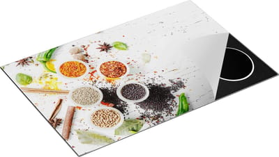 Chefcare Inductie Beschermer Kruidenbakjes op een Witte Houten Tafel - 80x50 cm - Afdekplaat Inductie - Kookplaat Beschermer - Inductie Mat