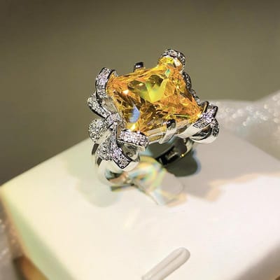 Bague d'ouverture en diamant jaune de luxe léger, taille princesse carrée, coupe fleur glacée, haute teneur en carbone Adjustable opening gray