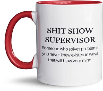 NietMokken.nl - Kantoor Mok – SHIT SHOW SUPERVISOR – Grappige mok met tekst – Gratis NietMokken® viltje – Cadeau voor baas, collega, directeur, directrice of teamleider – Koffiemok 325ml – Keramiek – Aan beide zijden bedrukt – Humor voor op kantoor