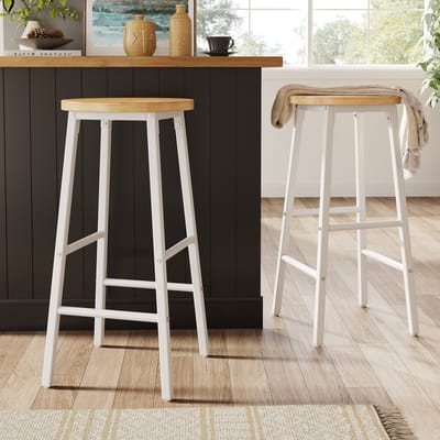 Lichtwit Barstoelen - Set van 2 - Barkrukken 70 cm - Houtlook Zitting - Metalen Frame - 2 Voetsteunen - Verstelbare Voetjes - Draagvermogen tot 150 kg - Keukenkrukken - Keukenstoelen - Barkrukken voor Keukeneiland