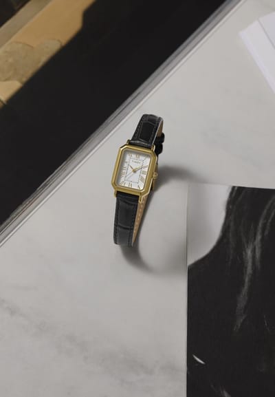 Timex Vivienne Trend Quartz Analoog Horloge Zwart En Goudkleurig Kast Gemaakt Van 100% Legering En Een Band Van 100% Leer 21 mm TW2Y71900AJ
