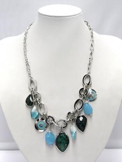 Behave - Korte ketting met metalen hangers, turquoise en licht blauw - 50 cm