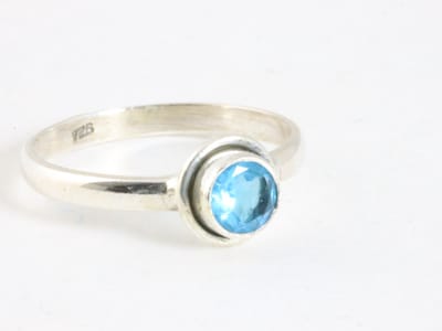 Fijne ronde zilveren ring met blauwe topaas - maat 16.5
