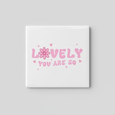 Lieve Compliment Keramische Tegel “Lovely You Are So” – Schattige Roze Typografie Wanddecoratie – Decoratieve Tegel 15 × 15 cm
