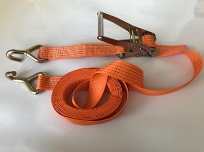 Spanband - Sjorband met ratel en J-haken - Lengte 8 meter - Breedte 50 mm - Capaciteit 5000 kg - Haak = "Vingerhaak" - CE - TÜV gecertificeerd - Geproduceerd conform EN12195-2 - Totaal 2 sets per verpakking