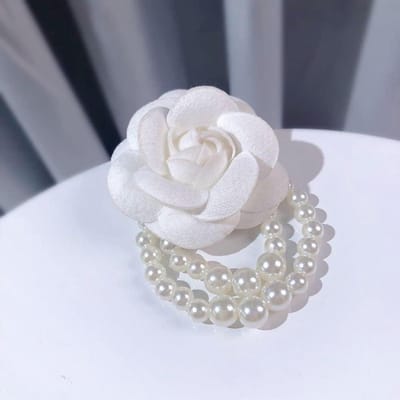 Parels Corsage Broche - Stoffen Camellia - Bruiloft Accessoires - Handgemaakt Ontwerp - 7.5 x 5.5cm - Wit