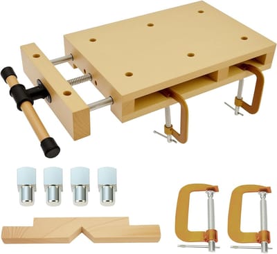 Dailygoods- Werkbank Draagbaar met Bankschroef - Mobiele Werkbank - Inklapbaar - Houten Werkbank - Geschikt voor Snijwerk - Totale Afmetingen 46,5 × 28 × 7 cm