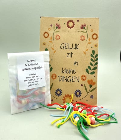 10 stuks, geluk zit in kleine dingen, gelukspoppetjes,klein uitdeelkadootje,geluk,envelop, geluksbrenger,zomaar kadootje,klein kadootje,geluk,