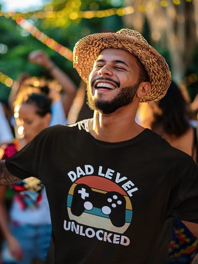 Shirt - Dad level unlocked - Wurban Wear | Grappig shirt | Leuk cadeau | Unisex tshirt | Vaderdag cadeau | Cadeau voor vader | Voetbal | Gewichten | Zwart