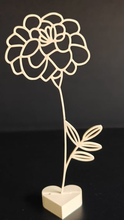 Geboortebloem Oktober – Goudsbloem | Levensbloem beige op hartvormige standaard (22 cm)