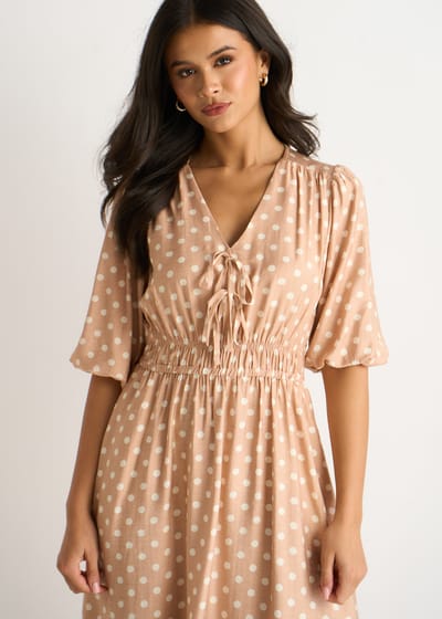 Midi-jurk met gerimpelde taille en havermoutkleurige stippenprint