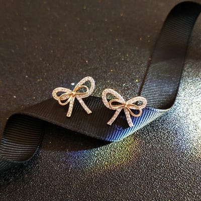 Huitan Boucles d'oreilles puces nœud couleur or luxe incrustées de cristal oxyde de zirconium cubique fantaisie pour femmes à porter au quotidien accessoires chics cadeau gray