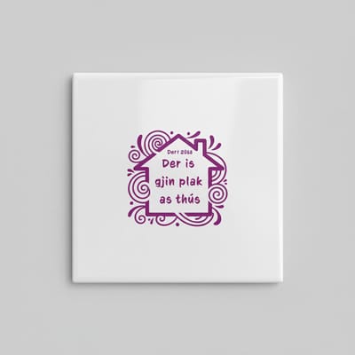 “Der is gjin plak as thús” Friese Woonquote Tegel – Gezellige Decoratieve Wandtegel – Keramische Tegel 15×15 cm