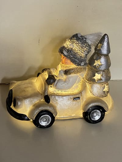 Kerstbeeldje jongen in auto met LED - Taupe - 13 cm hoog x 15 cm x 9 cm – Kerstdecoratie