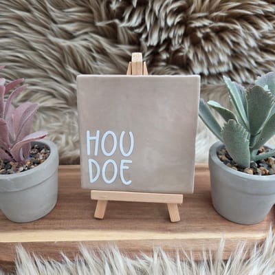 Robuust Wenstegeltje – Houdoe – Hip trendy tegeltje – Brabants afscheidscadeau, housewarmingcadeau of zomaar – Keramiek – 10x10 cm – Wanddecoratie –Sfeervol en Persoonlijk – Trendy nu – Decoratief Tegeltje met Standaard – Cadeau Idee