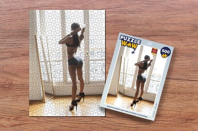 Puzzel Vrouw in lingerie staat voor de spiegel in hotelkamer - Legpuzzel - Puzzel 500 stukjes