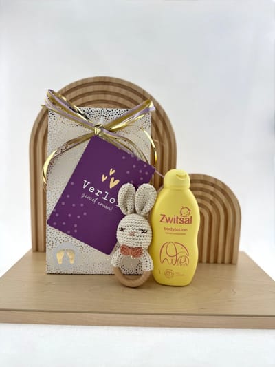Baby Verlof •Cadeaupakket Meisje• Zwitsal Rammelaar Konijn - Leuk om cadeau te geven - Perfect Gifts