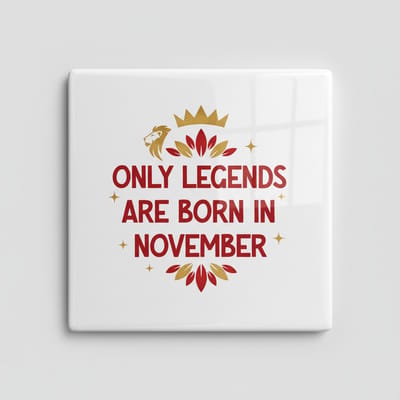 “Only Legends Are Born in November” Keramische Tegel – 15×15 cm Verjaardagscadeau met Kroon & Leeuw Ontwerp