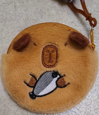 Gemakkelijk om erbij te hebben, dit ritsportemonneetje (10,5cm) met een mooie print. Handig te gebruiken voor bijvoorbeeld muntgeld of bonnetjes. Ook leuk voor kinderen. Een mooie portemonnee voor uzelf of geef het cadeau.